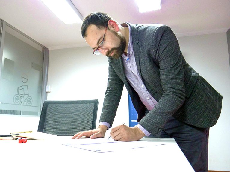 Seremi oficia a municipio y Fiscalía de Parral por caso de maltrato a joven con discapacidad