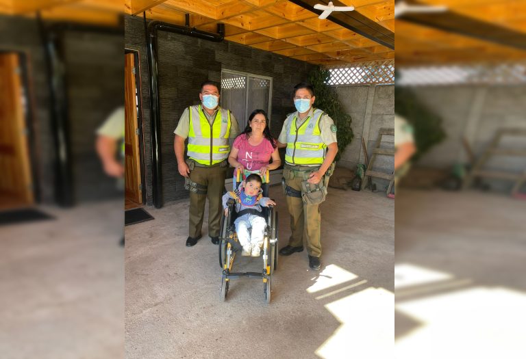 Carabinero donó silla de ruedas para el pequeño Matías