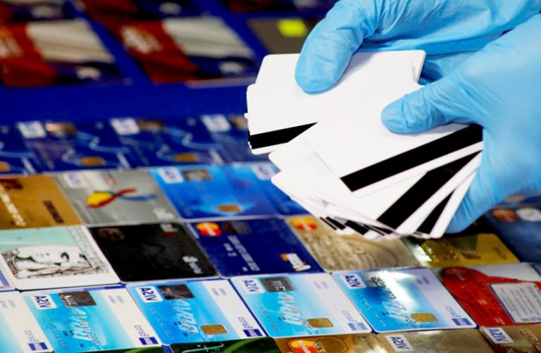 Mujer fue detenida cuando pretendía girar millonaria suma con carnet robado