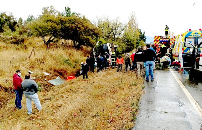 Dos fallecidos y diez lesionados deja volcamiento de un bus en San Javier