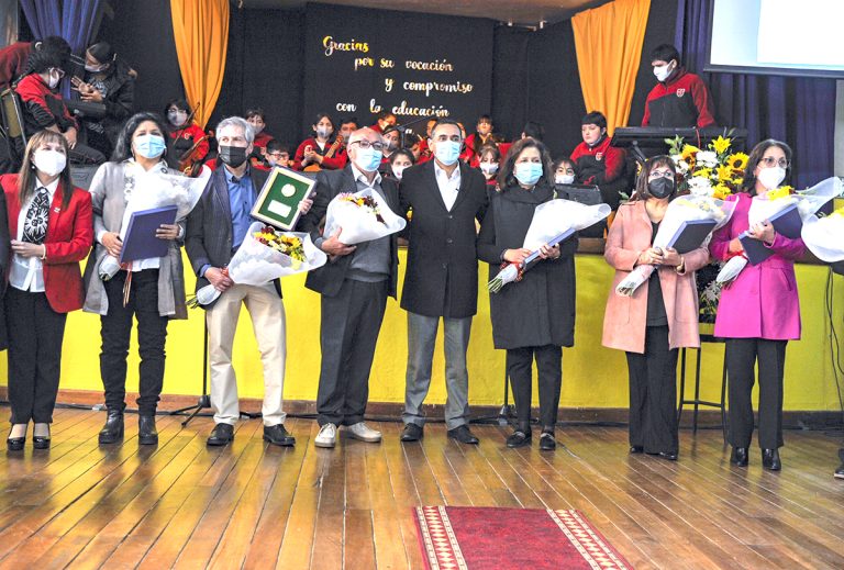 Emotivo homenaje a docentes y asistentes  de la educación que se acogieron a retiro