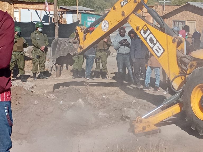 Amplían zanja para evitar ingreso de camiones con materiales de construcción a toma ilegal