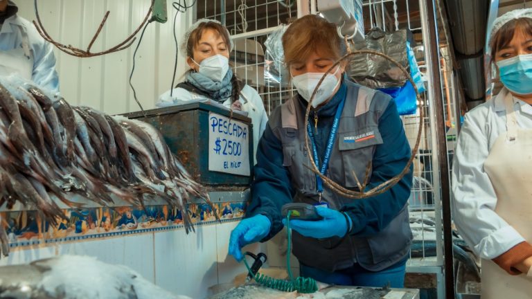 Autoridad sanitaria y delegado realizaron campaña preventiva en locales del CREA