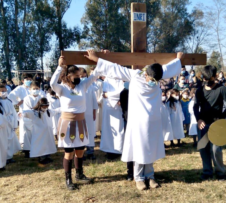 Estudiantes participaron en emotivo Vía Crucis