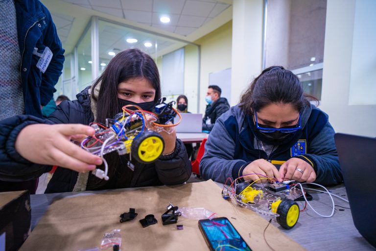 Escolares construyen robots para medir la contaminación del aire en sus colegios