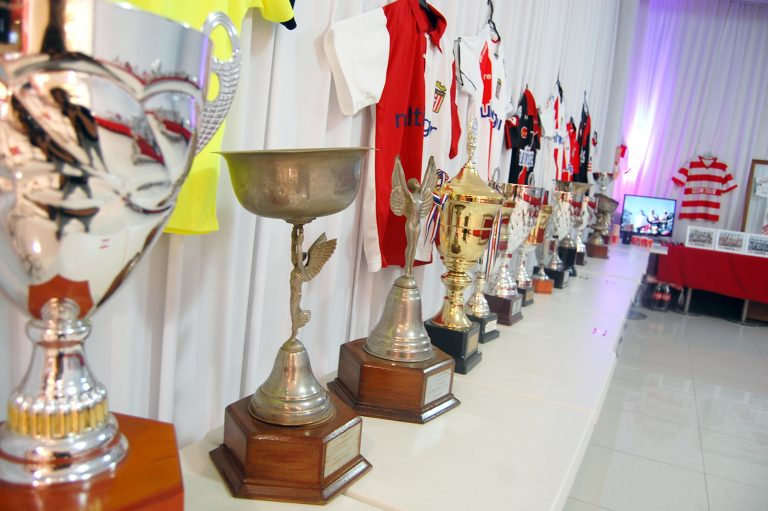 Exposición de copas y camisetas del Curi