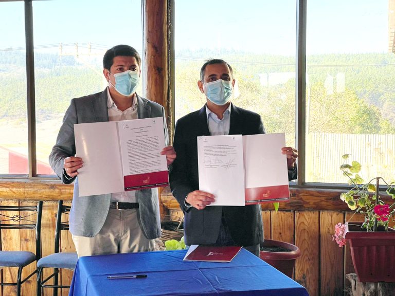 Municipalidades de Curicó y Vichuquén  firmaron convenio de colaboración mutua