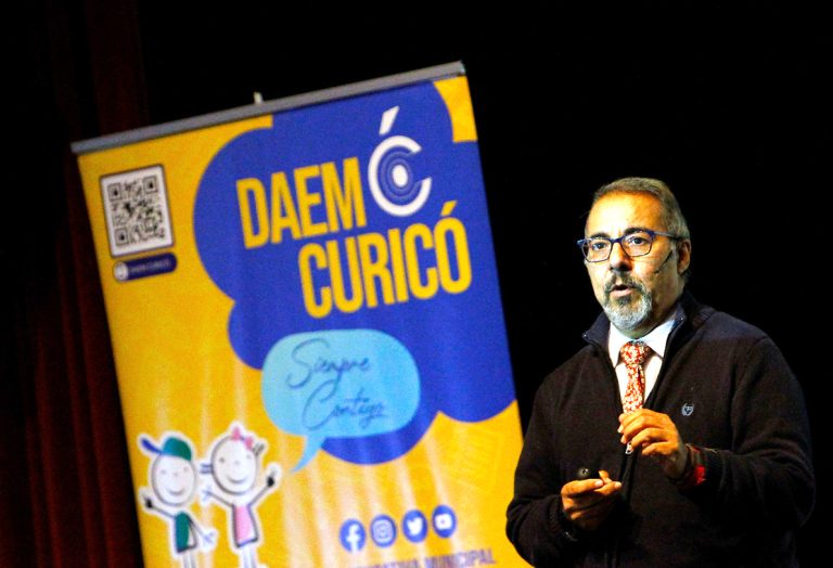 Destacado capacitador dictó interesante charla  a funcionarios de la Red Educativa Municipal