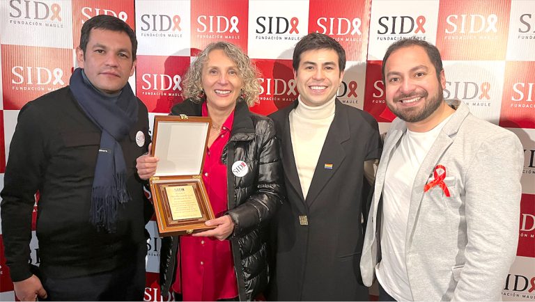 Fundación Sida Maule brinda reconocimiento a jefa comunal de Molina