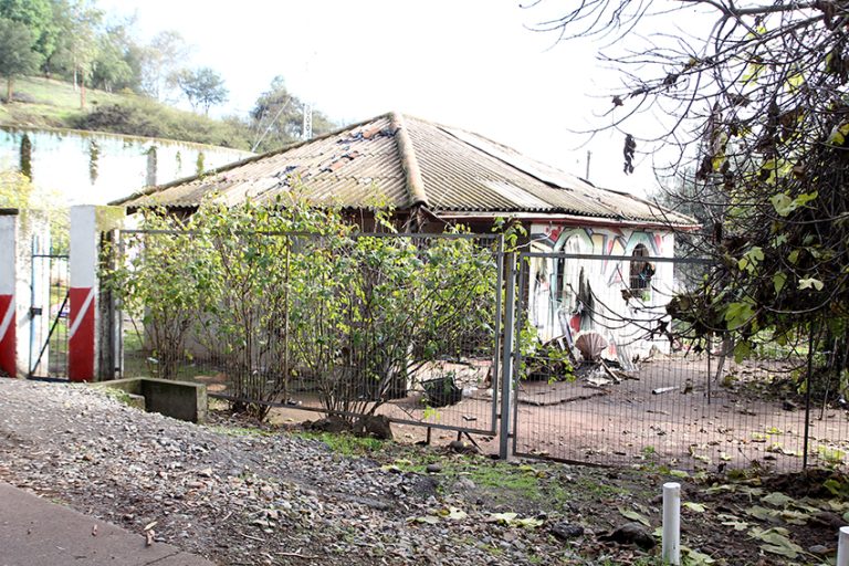 Comunidad pide una solución urgente por viviendas abandonadas en el cerro Condell