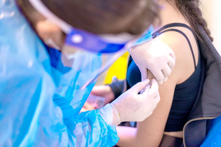 Llaman a vacunarse a días del  bloqueo del Pase de Movilidad