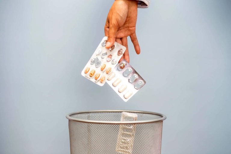 Académico aconseja no guardar medicamentos como si fueran ropa a fin de evitar vencimiento