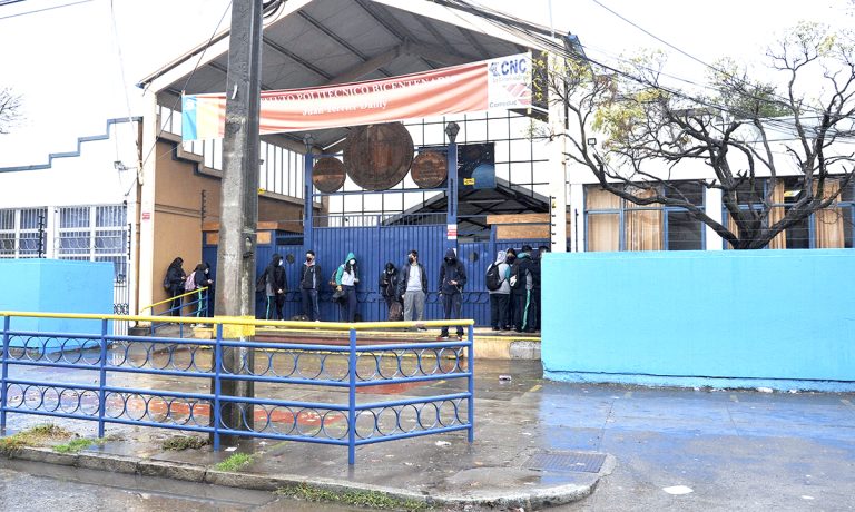 Apoderada agredió a estudiantes que le hacían bullying a su hija