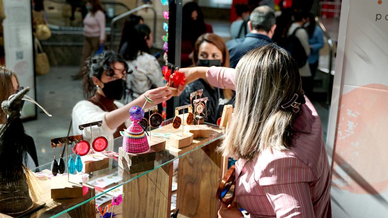 Emprendedoras maulinas exponen productos en mall de Las Condes