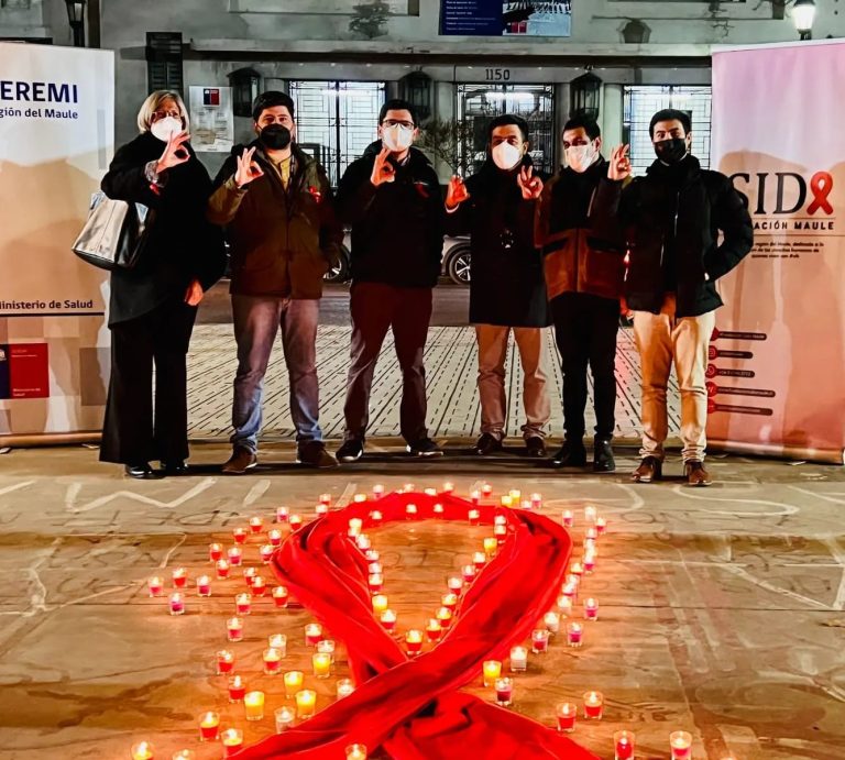 Emotiva vigilia en recuerdo de personas que han fallecido a consecuencia del VIH