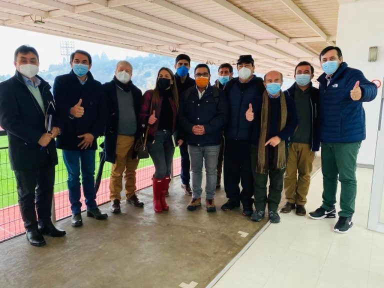 Abordan en Curicó proyecto para terminar el estadio La Granja