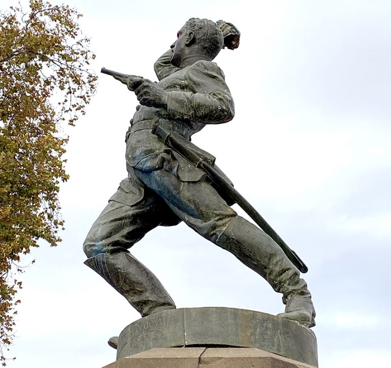No hay respeto: roban el sable de monumento a Luis Cruz Martínez