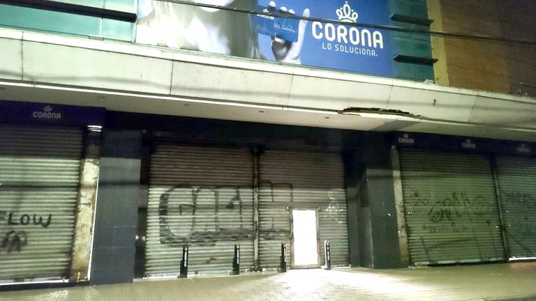 Un guardia está en riesgo vital tras ser golpeado y apuñalado en tienda Corona
