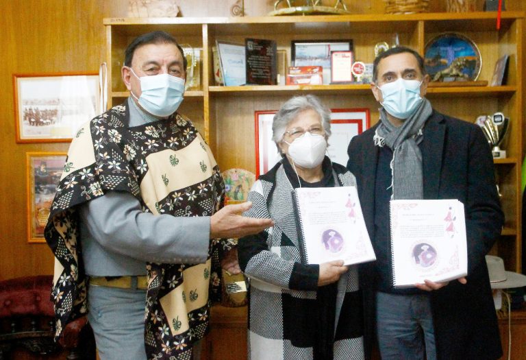 Adulto mayor hizo entrega de su biografía al alcalde de Curicó