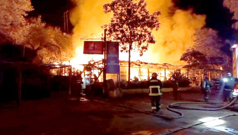 Incendio arrasó con tradicional restaurante “Los Olivares” en el balneario del río Claro