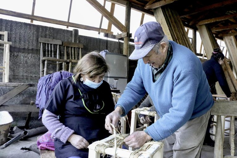 Escuela de Tejedores de Teno realiza exposición de artesanías