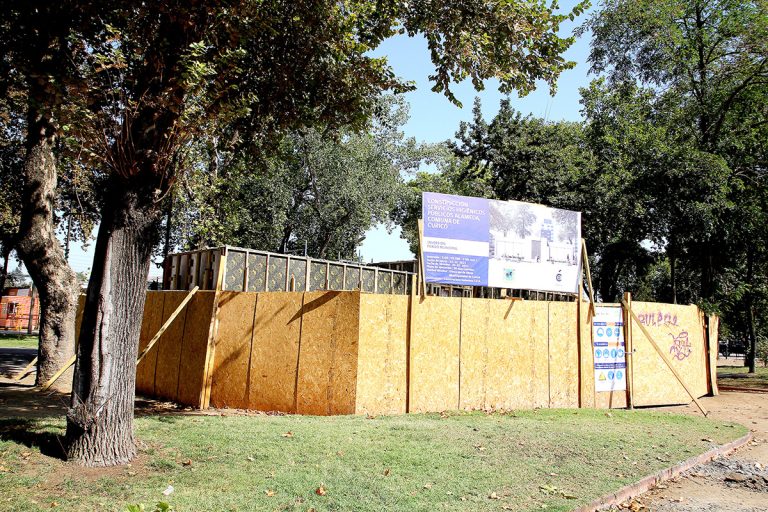 Con bastante retraso sigue construcción de servicios higiénicos en la Alameda