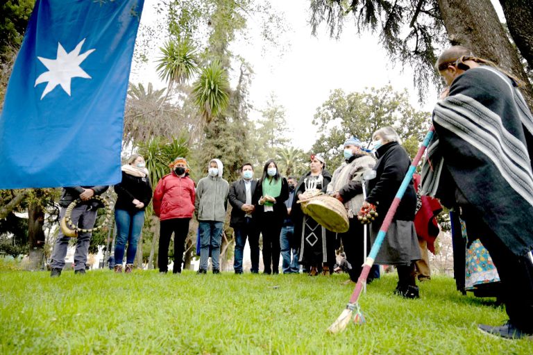 Con rogativa e izamiento de banderas son homenajeados pueblos originarios