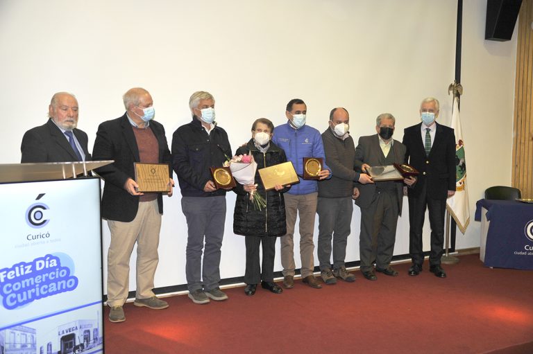 Municipalidad y cámara de comercio distinguieron a trabajadores de Curicó
