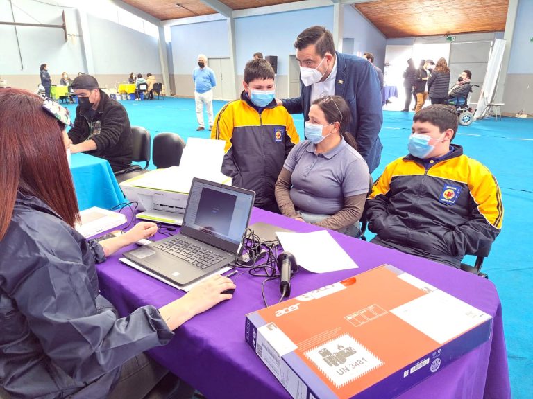 Más de 220 alumnos de séptimo básico recibieron computadores con Internet