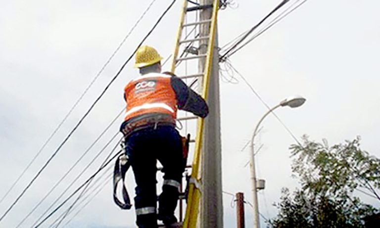 Alcaldesa Priscilla Castillo llama a denunciar cortes de luz tras millonaria multa a la CGE