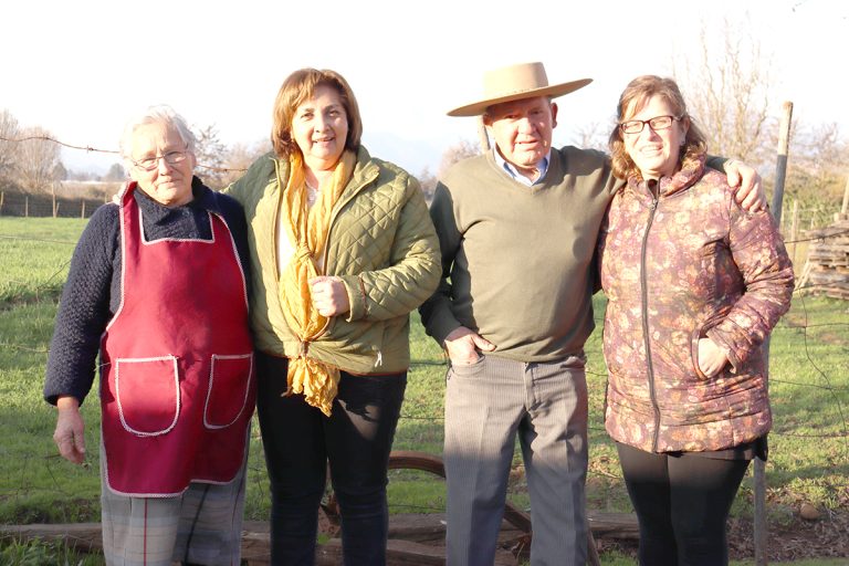Brindan reconocimiento a matrimonio con más de 40 años de experiencia en el rubro ganadero y agrícola