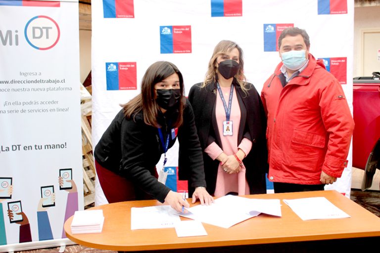 Firma de convenio permitirá difundir derechos laborales en Villa Alegre