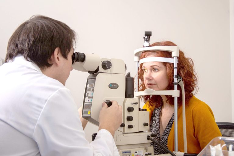 Cirugías oftalmológicas en ascenso en Talca: aumentó la miopía en Chile