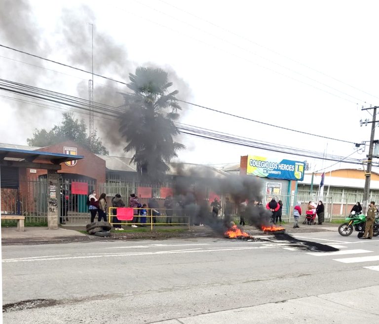 Padres y apoderados se manifiestan ante “cierre” de colegio en Sarmiento