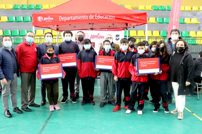 Más de 400 estudiantes de Molina reciben notebook con Internet