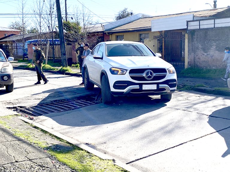 Vehículo quedó atascado tras desprendimiento de una rejilla