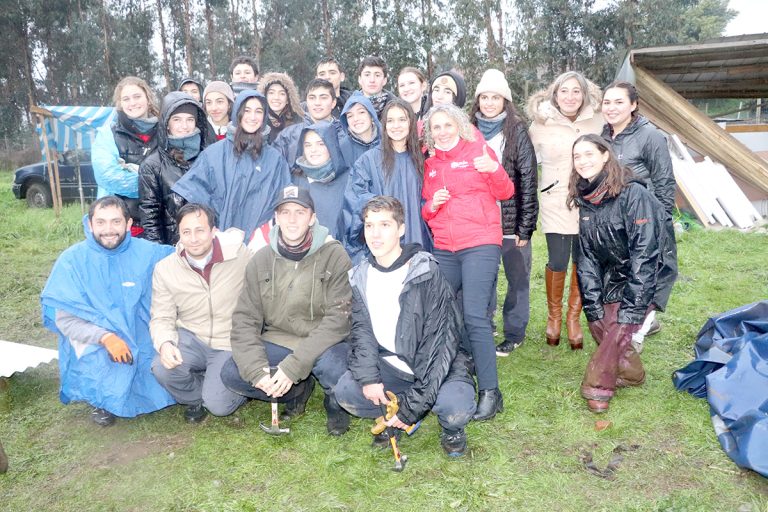 Levantan mediaguas en Molina gracias a los voluntarios del Colegio La Cruz de Rancagua