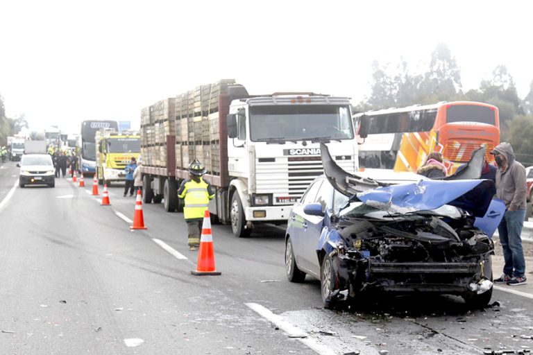 Seis heridos dejó colisión múltiple en la Ruta 5 Sur
