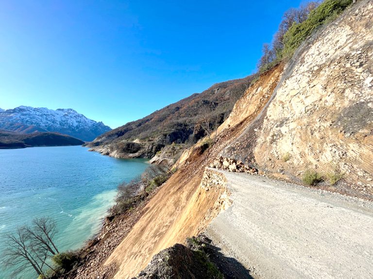 Alud corta ruta a la zona precordillerana de Linares
