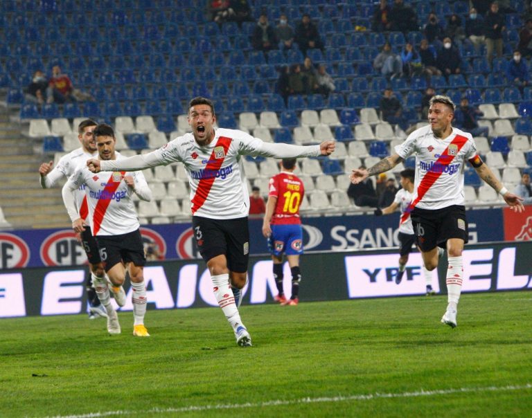 El Curi brilla, sigue arriba y hace historia