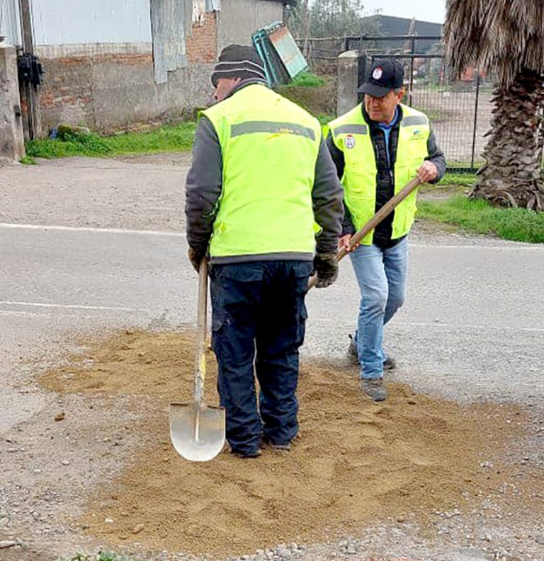 Municipalidad colabora tapando hoyos en  los distintos sectores de Sagrada Familia