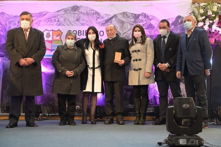 Con entrega de distinciones conmemoran el Día y el Mes de la Región del Maule