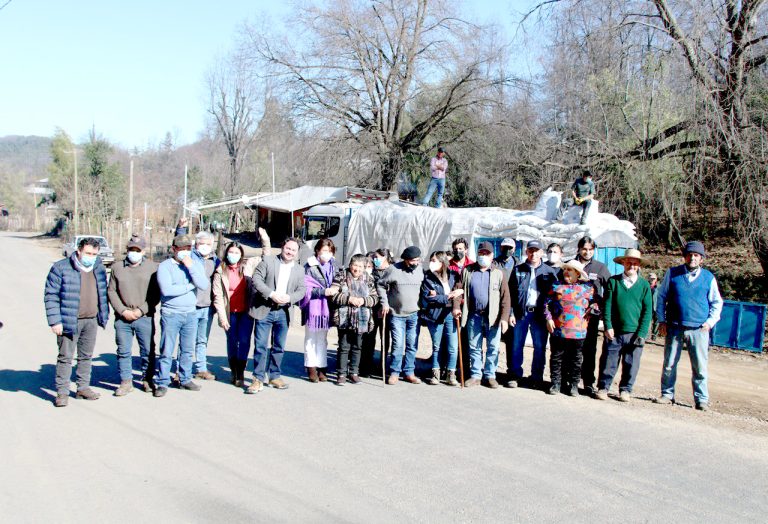 Crianceros reciben alimento para sus animales afectados por nevazones