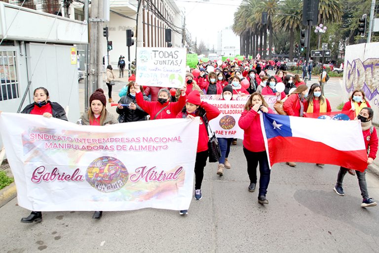 Manipuladoras de alimentos exigen cumplimiento de contrato a empresa