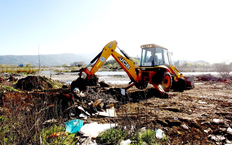 Intervienen la ribera del río Teno para eliminar microbasural