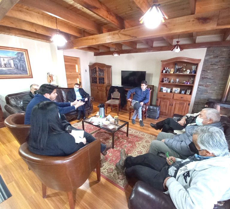 Conforman mesa de trabajo para abordar inquietudes de vecinos del sector Rauquén