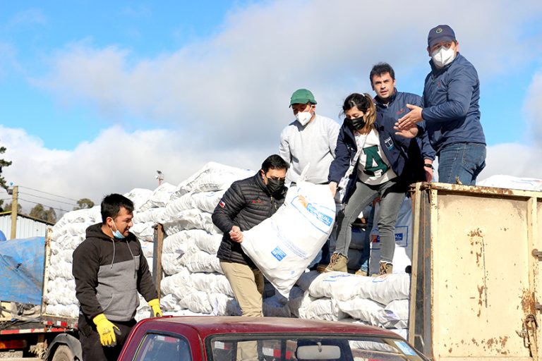 Crianceros de Romeral recibieron cubos de alfalfa para alimentar su ganado