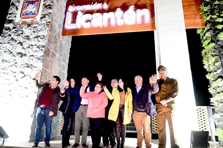 Inauguran hito de acceso a la comuna de Licantén
