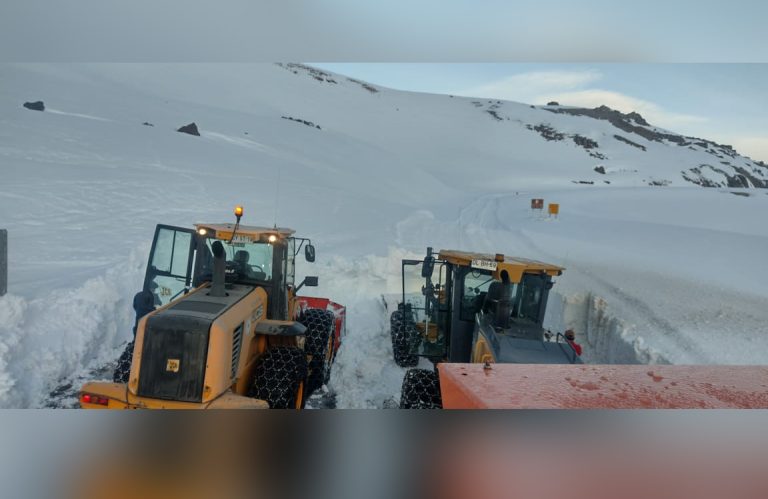 Vialidad comenzó despeje de nieve en sector Laguna del Maule