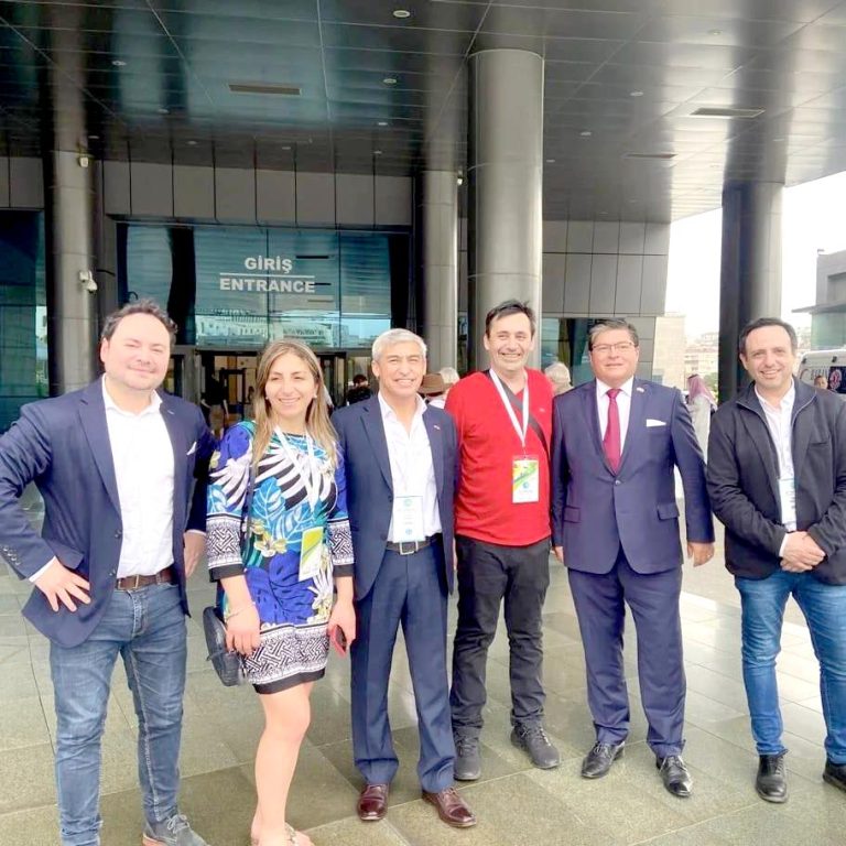 Apicultores maulinos participan de importante feria internacional